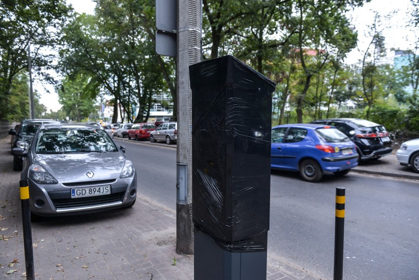 Parkomaty przy ulicy Smoluchowskiego - jeszcze zakryte, ale...