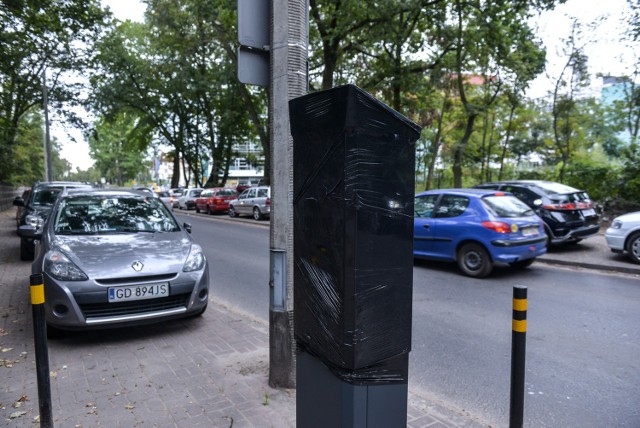 Parkomaty przy ulicy Smoluchowskiego - jeszcze zakryte, ale już w przyszłym tygodniu za parkowanie będziemy płacić