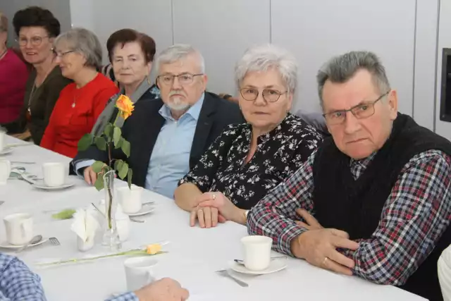Seniorzy spotykają się co miesiąc w pierwszy czwartek w restauracji iskra.