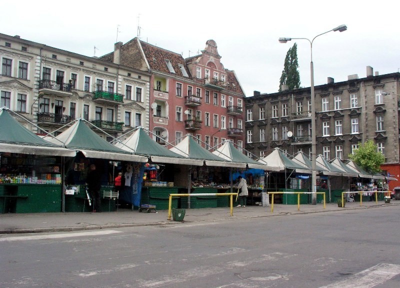 Rynek Łazarski w PRL-u był ważnym miejscem na handlowej...