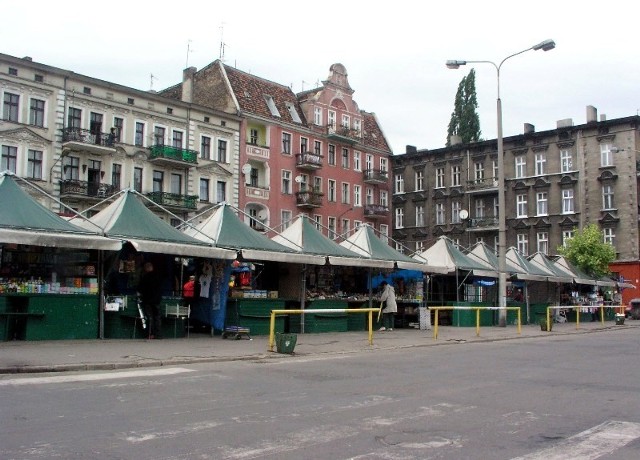 Rynek Łazarski w PRL-u był ważnym miejscem na handlowej mapie Poznania. Można tu było kupić niemal wszystko... Rynek w III RP zachował swój handlowy charakter. 

Zobacz też: Rynek Łazarski w Poznaniu