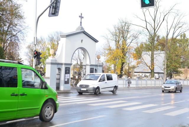 W piątek przed cmentarzem przy ulicy Limanowskiego w Radomiu nie było wielkiego ruchu ale w weekend na pewno będzie tu już więcej samochodów. Wiele osób przyjedzie porządkować groby.