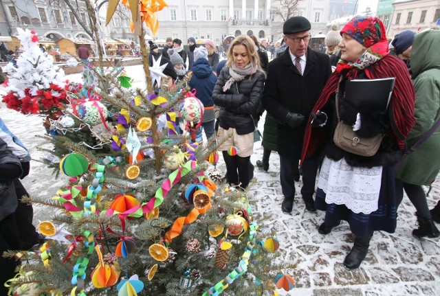 W niedzielę w Kielcach odbywa się kiermasz świąteczny. Towarzyszyły mu występy sceniczne, wystawa choinek oraz wiele ciekawych atrakcji.

Więcej zdjęć na następnych slajdach. 

