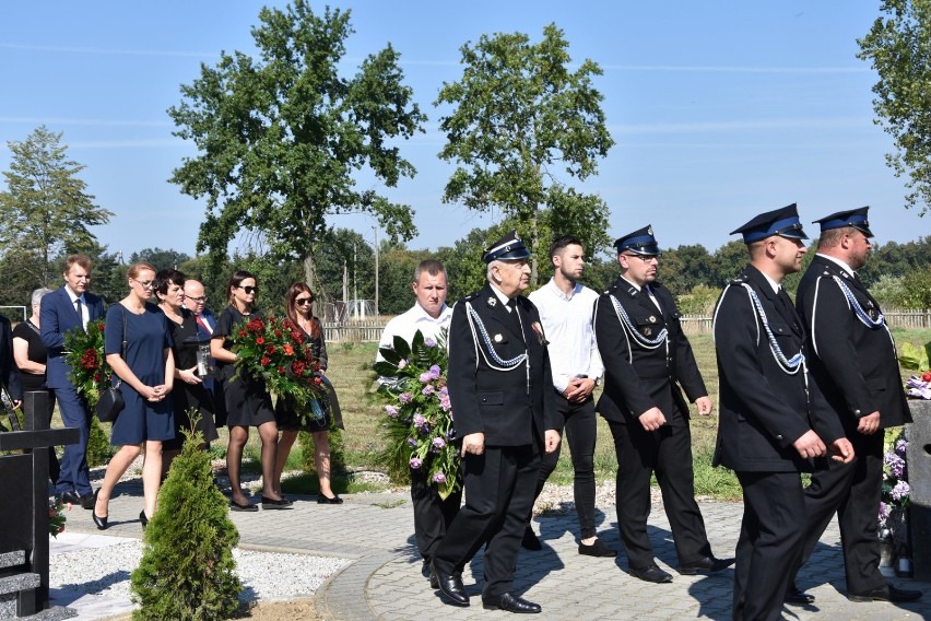Delegacje podczas pochodu pogrzebowego sołtysa Jana...