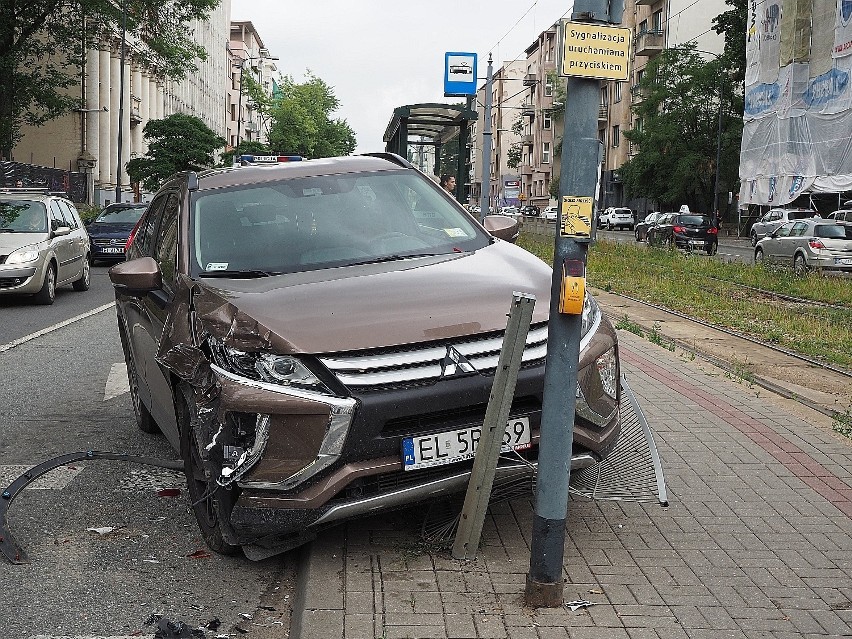 Wypadek dwóch samochodów na skrzyżowaniu al. Kościuszki i ul. Zamenhofa. Jedno z aut wjechało na przystanek tramwajowy. ZDJĘCIA