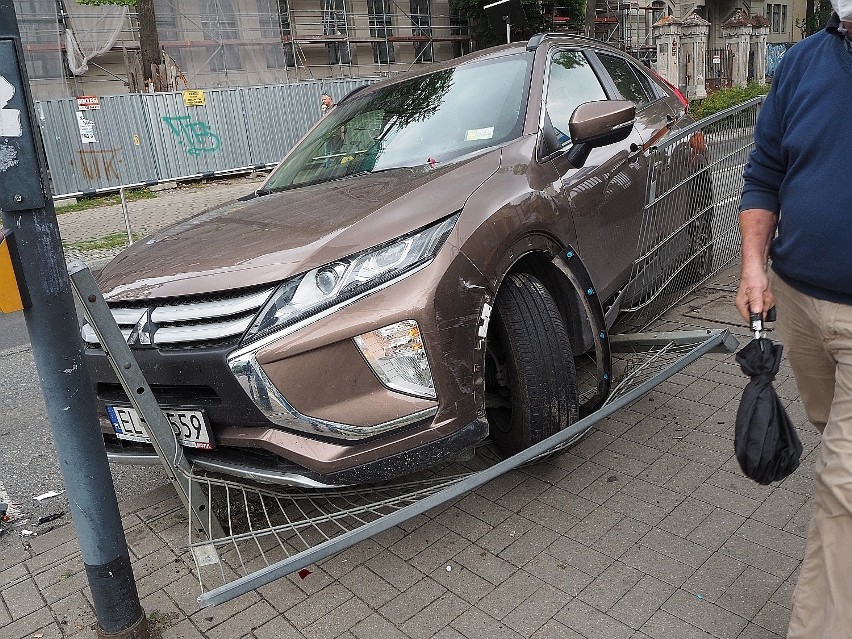 Wypadek dwóch samochodów na skrzyżowaniu al. Kościuszki i ul. Zamenhofa. Jedno z aut wjechało na przystanek tramwajowy. ZDJĘCIA