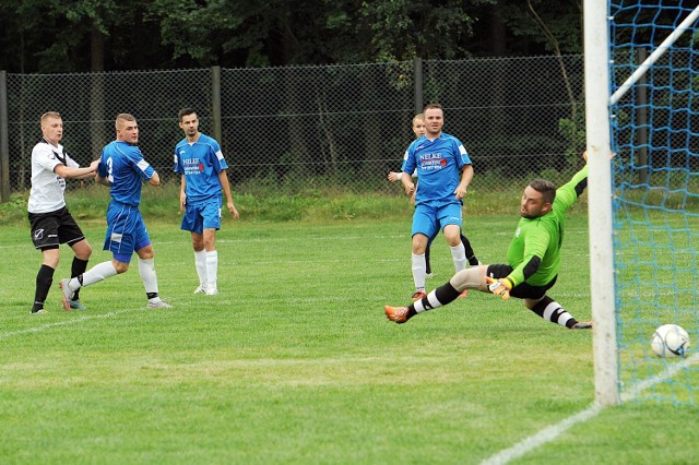 Moment zdobycia pierwszego gola przez Bartka Pastwika (na biało).