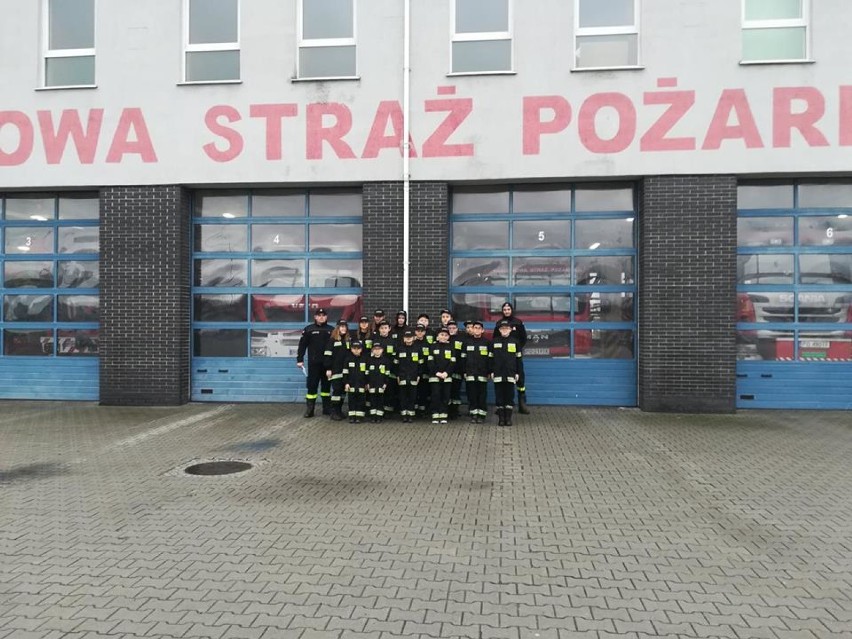 Młodzi strażacy z Wąsowa zwiedzili remizy poznańskich strażaków