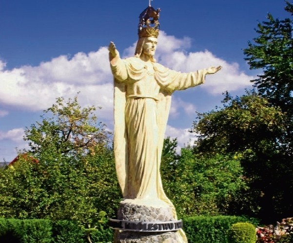 Figura Chrystusa w parafii w Kalnej  ma 7 metrów wysokości....