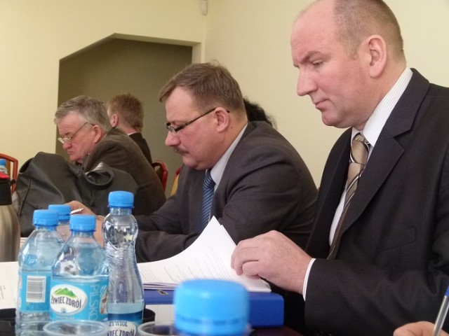 Jacek Chołuj (z prawej) i starosta Krzysztof Figat (obok) na posiedzeniu komisji