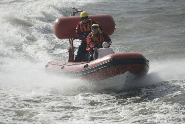 Krynica Morska. Rybacka łódź zatonęła na Zalewie Wiślanym. Rozbitków uratowano dzięki sprawnej akcji ratunkowej