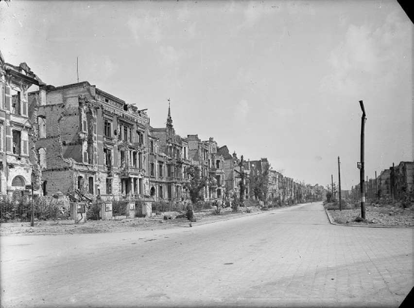 Tak wyglądała ulica Powstańców Śląskich w 1945 roku
