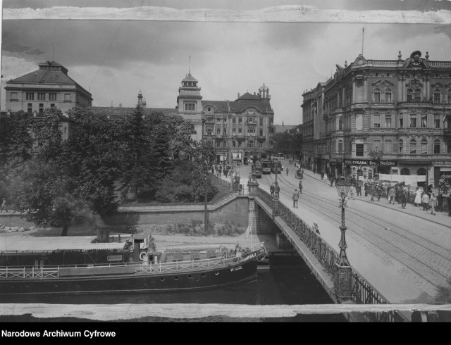 Stare, czarno-białe fotografie wspaniale pokazują, jak na przestrzeni lat zmieniło się nasze miasto. Niektórych budynków niestety nie ma już na mapie Bydgoszczy, ale fotografie wspaniale oddają ich klimat. Zobacz, jak prezentuje się Bydgoszcz na przedwojennych zdjęciach >>