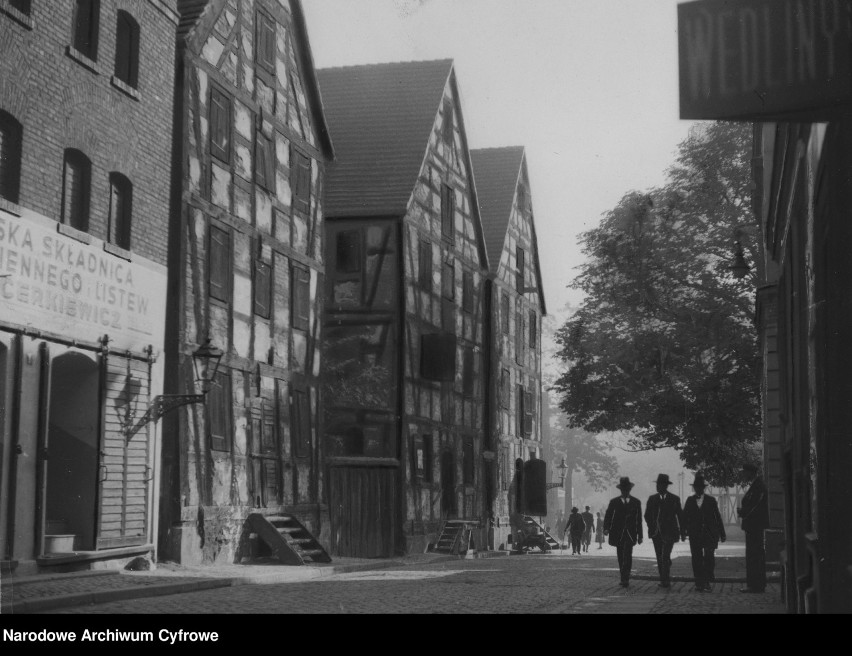 Stare spichlerze przy ulicy Grodzkiej. Lata 1920 - 1930.