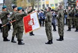 KOŻUCHÓW. – Mundur zobowiązuje. Ślubowanie to nowy rozdział w waszym życiu – mówił ppłk ppłk Ireneusz Maślanka, dowódca 11 batalionu