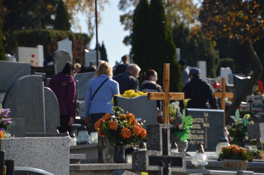 Wszystkiech Świętych 2021 - Rawicz. Na cmentarzu trwa wielkie sprzątanie. Mieszkańcy przygotowują groby na Święto Zmarłych [ZDJĘCIA]