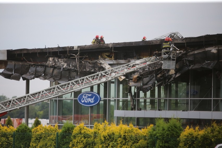Mysłowice: Palił się salon Forda. Płonął dach na Bończyka. Co stało się z samochodami? ZDJĘCIA 