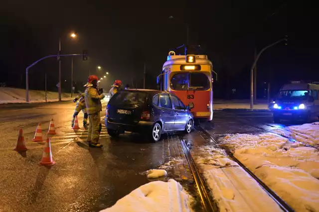 Na skrzyżowaniu ul. Południowej i Konstytucji 3 maja w Grudziądzu samochód osobowy zderzył się z tramwajem