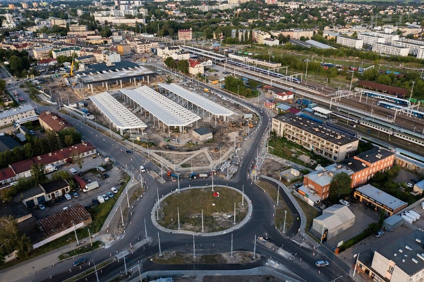 Dworzec metropolitalny w Lublinie dostał już prawie wszystkie korony. To największa od lat inwestycja w mieście. Zobacz zdjęcia z drona