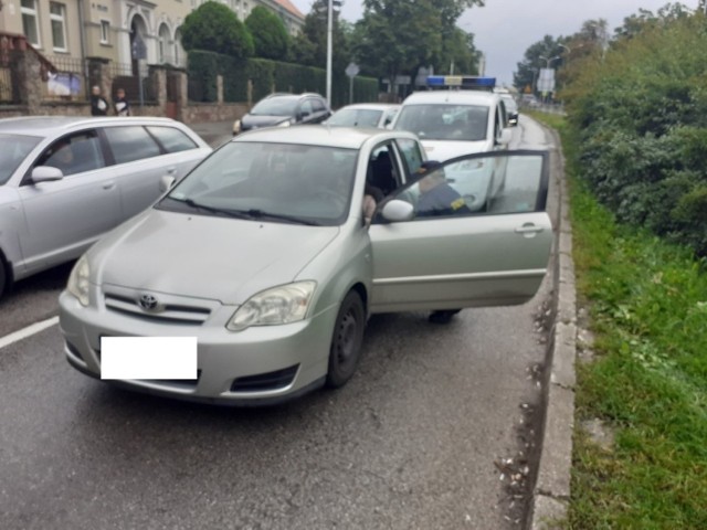 Strażnicy pomogli kobiecie, która zasłabła w samochodzie   na alei IX Wieków Kielc.