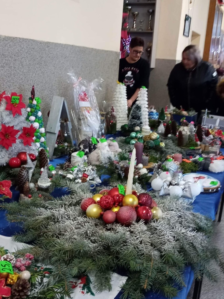 Jarmark Bożonarodzeniowy Powiatowego Zespołu Szkół w Warcie 2022. Na uczestników czekała niejedna atrakcja ZDJĘCIA