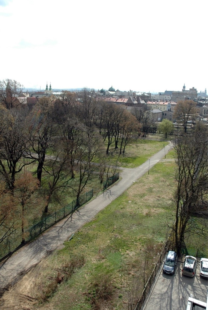 Kraków. Dym unosi się z pałacyku przy parku Jalu Kurka. Interwencje i mandaty nie pomagają