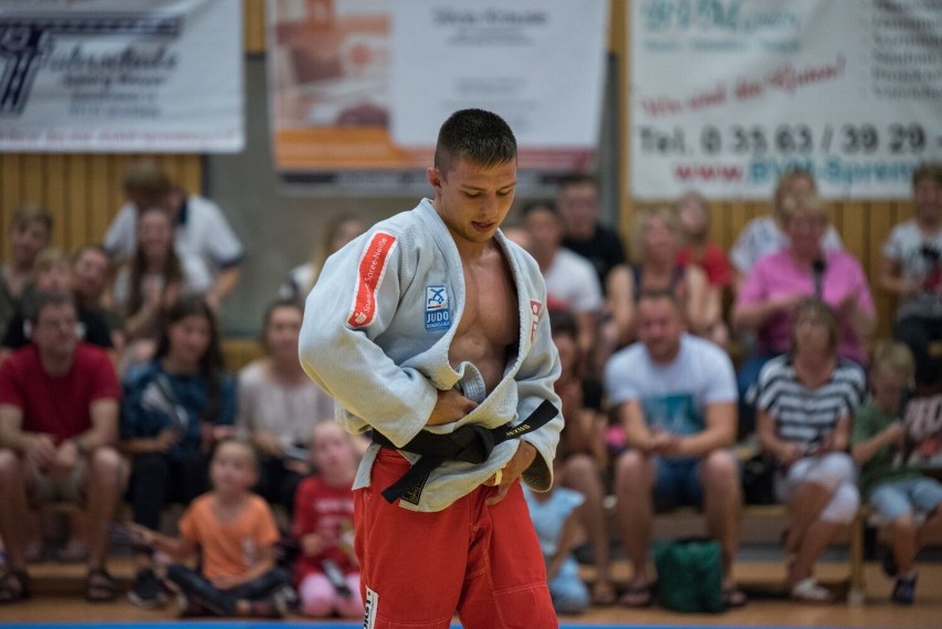 Aleksander Beta, mistrz judo, ma na pasie napis "Jezus",...