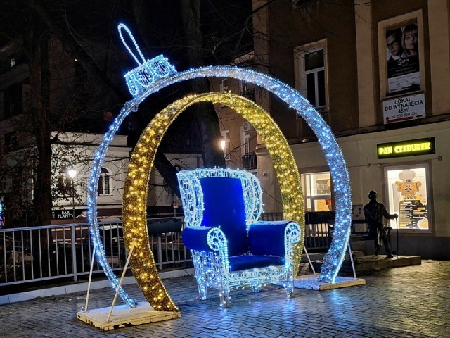 Świąteczne iluminacje w Kielcach tworzą niezwykłą atmosferę. W tym  świetlnym fotelu na mostku nad Silnicą fotografuje się wielu kielczan. Zobacz też inne ozdoby na kolejnych zdjęciach.