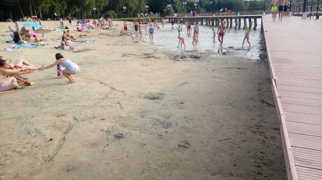 Władze Międzyrzecza "wpompują" w kąpielisko na Głębokim... 60 tys. zł. Więcej wody od tego jednak nie będzie. Pojawią się za to barierki. Mają chronić chodzących po pomoście przed upadkiem.