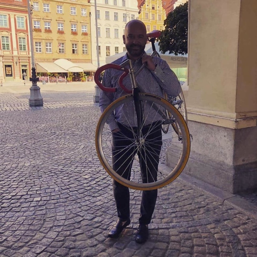 Prezydent Jacek Sutryk dostał nowy rower! Testował go na wrocławskim Rynku [ZDJĘCIA]