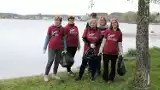 Ruszyło wielkie sprzątanie brzegów Jeziora Charzykowskiego. Pierwsi z workami wyruszyli seniorzy [WIDEO]