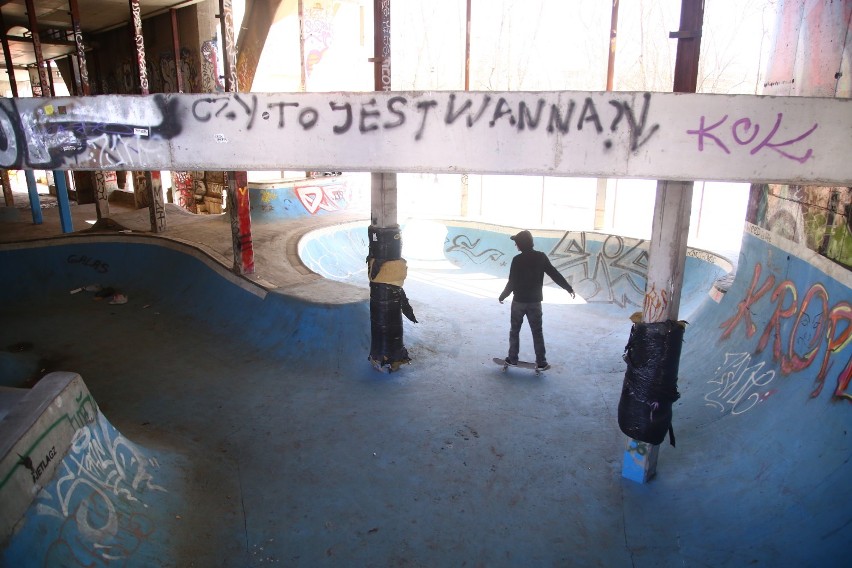 Skatepark pod mostem Poniatowskiego do likwidacji? Deskorolkarze protestują