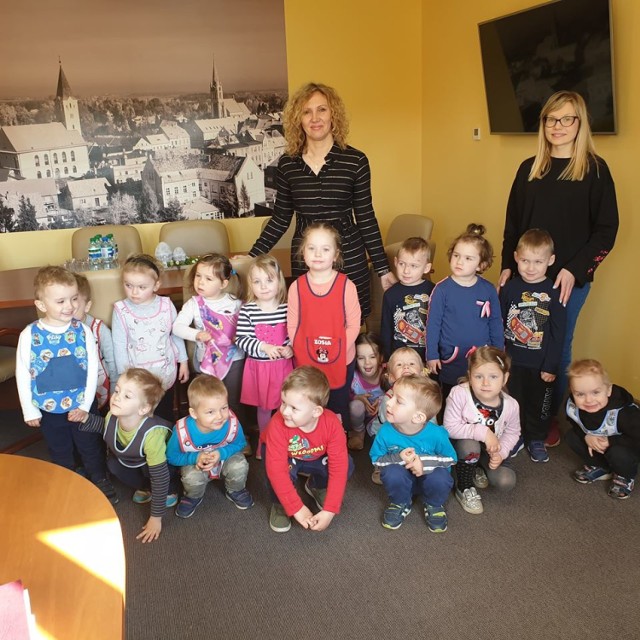 Przedszkolaki z grupy "Promyczki" odwiedzili urząd gminy w Śmiglu