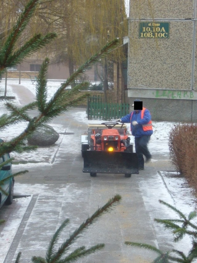 Pracownik spółdzielni przejechał pod moim oknem małym traktorkiem i posypał chodnik solą i piaskiem. Fot. Maksymilian Szczepaniak