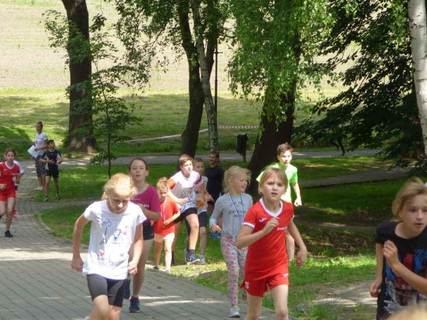 Dziecięce biegi w Mikołowie: przyszły tłumy