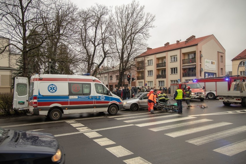 Wypadek na skrzyżowaniu ulic Krakowskie Przedmieście i Piłsudskiego w Wieluniu. Sześć osób trafiło do szpitala[ZDJĘCIA]