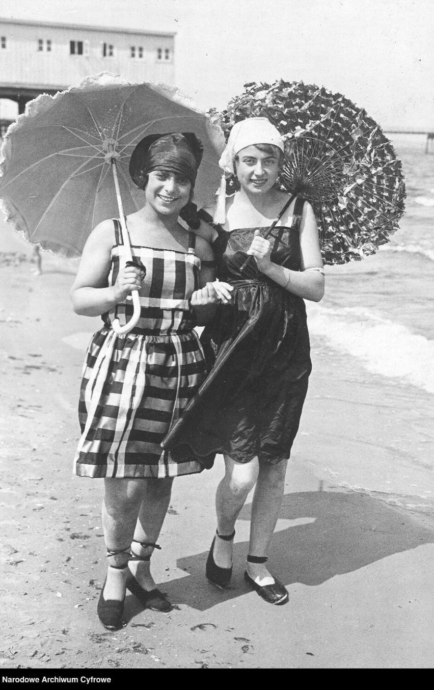 Ubrałbyś się tak na plażę? Moda plażowa z początku XX wieku! [ZDJĘCIA]