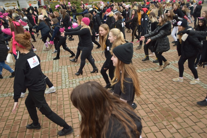 Wspólny taniec na rynku podczas One Billion Rising...