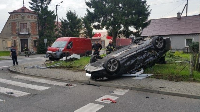 Groźny wypadek w Bądkowie. Samochód dachował [zdjęcia]
