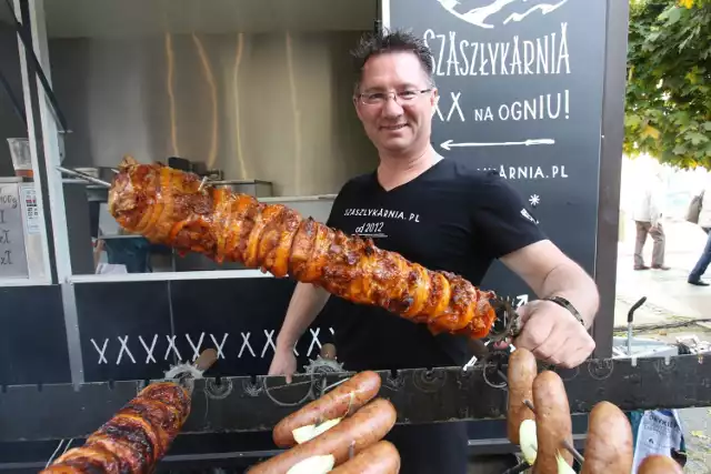 W sobotę, 19 października kielecka "Sienkiewka" wypełniona była ludźmi, którzy mieli ochotę spróbowania "ulicznego jedzenia". Na chętnych czekało dwadzieścia cztery food trucki z kuchnią ze wszystkich stron świata. Oprócz tych bardziej znanych potraw znaleźć można było wiele dań, których nie każdy odważyłby się spróbować. W jednym z food tracków był na przykład żur na płuckach, kanapka z płucami cielęcymi lub z przeponą wołową, a nawet... mózg cielęcy w grzance.



Piękne sobotnie słońce sprawiło, że chętnych do spróbowania nowych smaków absolutnie nie brakowało. Przyglądając się spacerującym ludziom, bardzo rzucała się w oczy duża liczba panów  z wózkami dziecięcymi. Co ciekawe, panowie raczej nie byli ze swoimi żonami lecz wybrali się na dobre jedzenie z "kuplami".

To już ostatni w tym sezonie  Street Food Festival. Goście mają okazję spróbować takich potraw jak:  hiszpańskie churros, amerykańskie burgery, belgijskie frytki, hot dogi, meksykańskie burrito, pad thai i azjatyckie pierożki na parze, polskie pierogi i wiele innych pyszności. 

W niedzielę, 20 października kolejny dzień festiwalu. 

ZOBACZ TAKŻE:
Fod trucki zaparkowały w Kielcach. Czekają potrawy ze wszystkich stron świataStreet Food Polska Festival - zakończenie sezonu (MENU)Rusza Street Food Polska Festival w Kielcach - zakończenie sezonu food truckowego. Będzie mnóstwo atrakcji!

>>> ZOBACZ WIĘCEJ NA KOLEJNYCH ZDJĘCIACH 