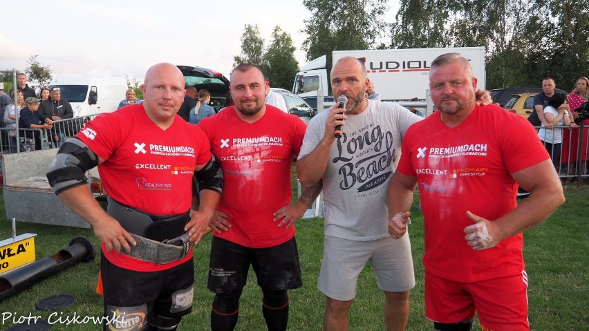 Pokaz strongmanów na festynie w Chłapowie (2019)