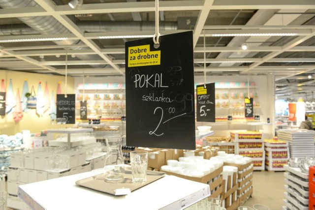 IKEA sprzedaje wybuchające szklanki? Szkło rozsypuje się na drobne i nieostre kawałki.