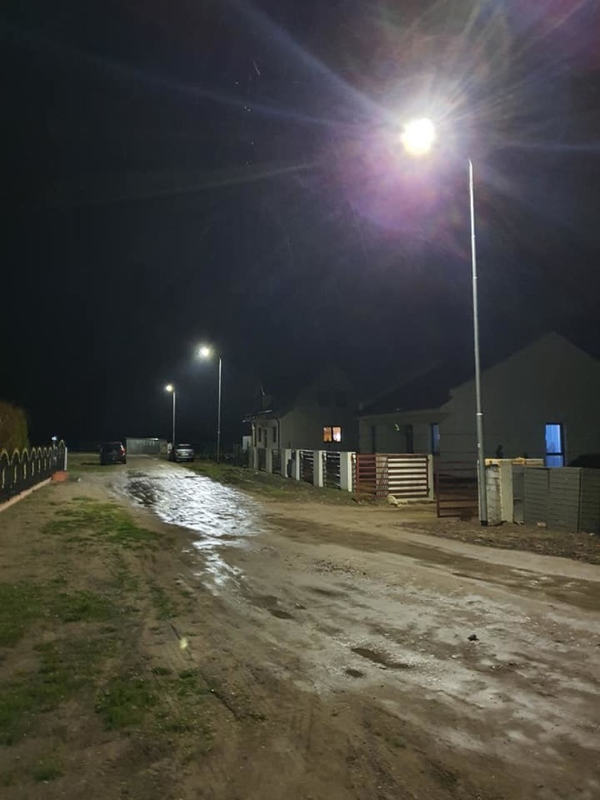 Gmina Mieścisko. Latarnie uliczne oświetlają już osiedle domków jednorodzinnych w Popowie Kościelnym 