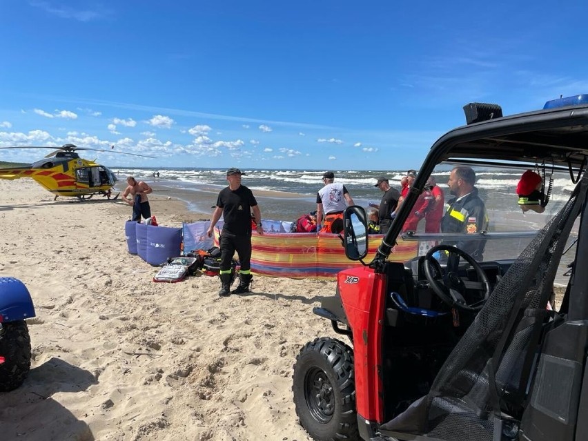 Udana akcja ratunkowa na Wyspie Sobieszewskiej. Kobieta topiła się i konieczna była reanimacja. Na plaży musiał lądować śmigłowiec LPR