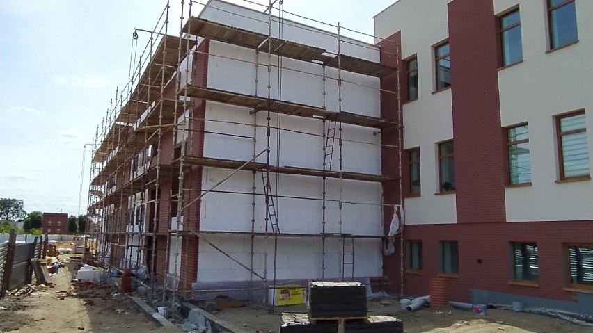 Przebudowa szkoły podstawowej w Rydzynie na ukończeniu. Od nowego roku szkolnego uczniowie wprowadzą się do nowego budynku ZDJĘCIA