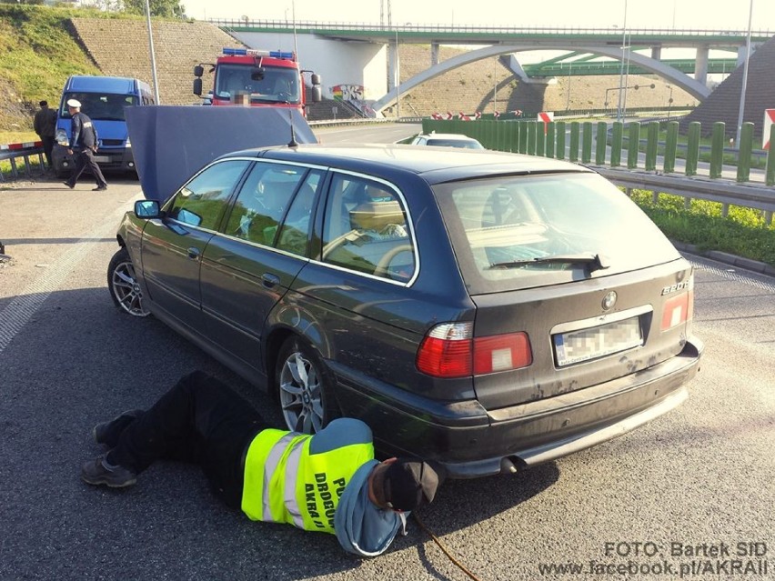 Wypadek bmw w Bielsku-Białej na S69. Kierowca wpadł w poślizg i uderzył w busa z kapelą [ZDJĘCIA]