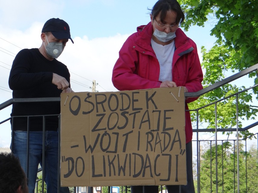 Protest mieszkańców gminy Ładzice przeciwko likwidacji Gminnego Ośrodka Zdrowia. Radni podjęli decyzję [ZDJĘCIA, FILM]