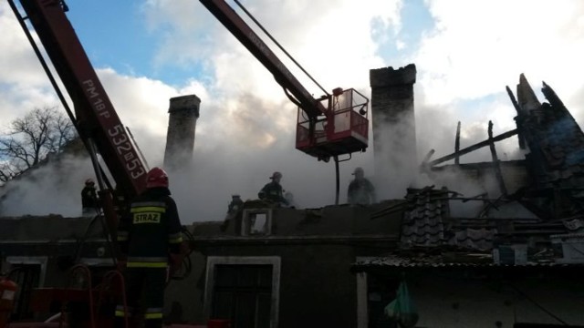 Pożar w Bartach. Paliło poddasze i dach budynku