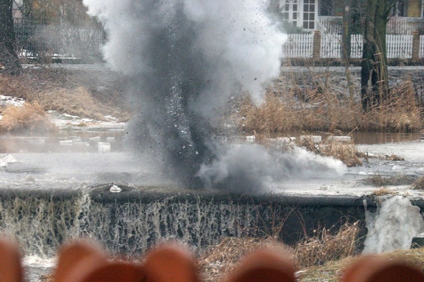 Wojsko musiało użyć ładunków wybuchowych aby udrożnić rzekę Skorę pod Chojnowem [ZDJĘCIA]