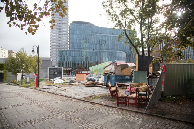 Działkę przy placu Defilad od lat szpeciły wolnostojące pawilony handlowe. Poza tym, że nie zachwycały urodą i stanowiły kiepską wizytówkę dla centrum Warszawy, stały tam bezprawnie. W sobotę udało się usunąć nielegalne budy handlowe. Jednak tego, co po nich zostało nie można nazwać krajobrazem godnym europejskiej stolicy. Dalsza część artykułu poniżej.